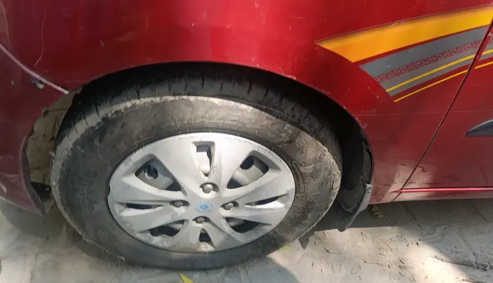 2013 Hyundai i10 ERA 1.1, CNG, Manual, 1,37,066 km, tyre