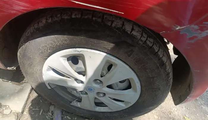 2013 Hyundai i10 ERA 1.1, CNG, Manual, 1,37,066 km, tyre