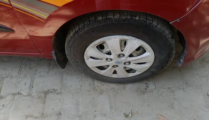 2013 Hyundai i10 ERA 1.1, CNG, Manual, 1,37,066 km, tyre