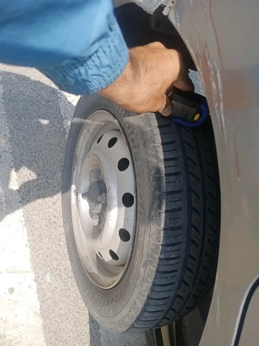 2014 Maruti Wagon R 1.0 LXI CNG, CNG, Manual, 2,22,637 km, tyre