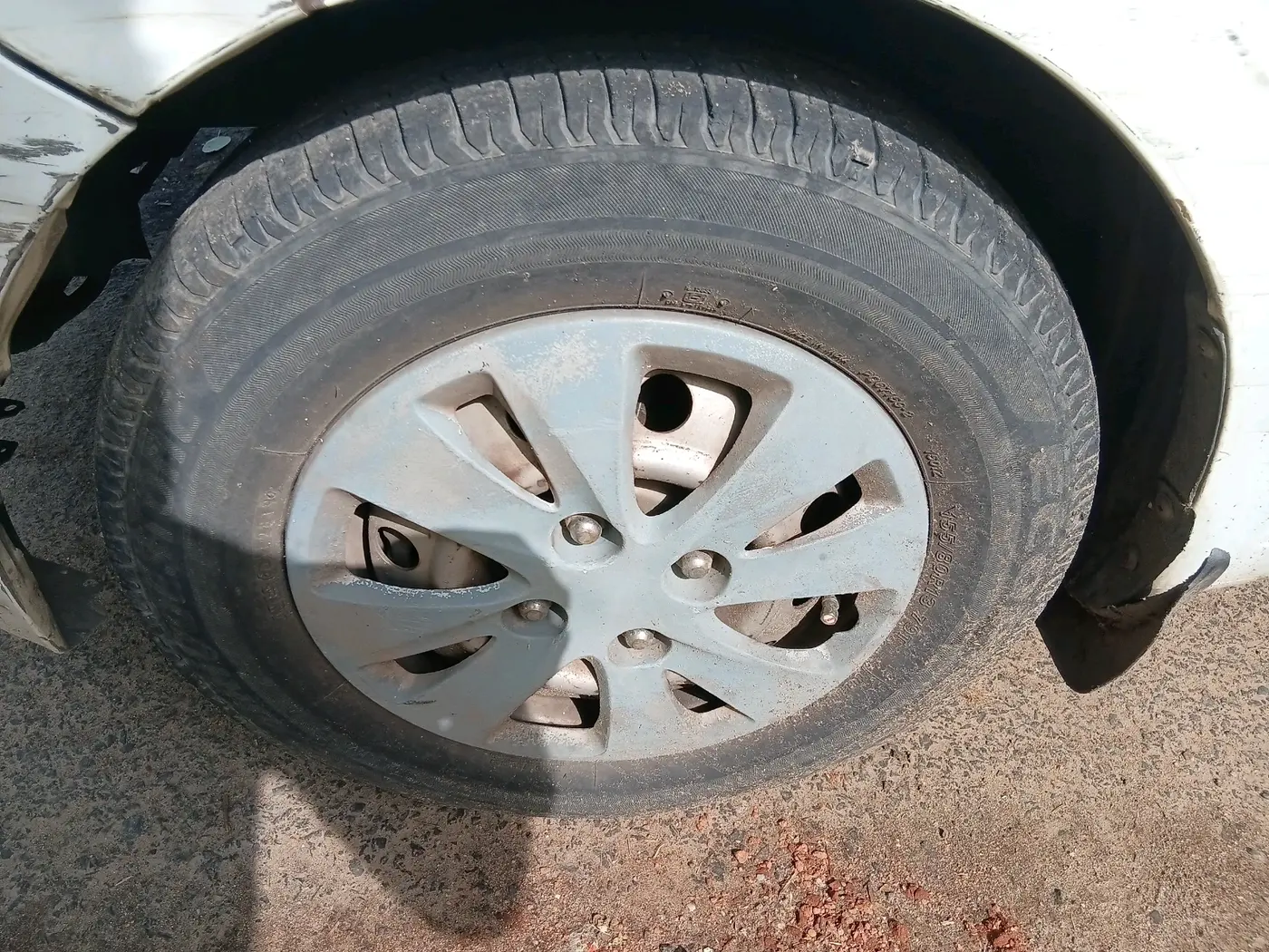 2011 Hyundai i10 ERA 1.1, CNG, Manual, 1,64,707 km, tyre