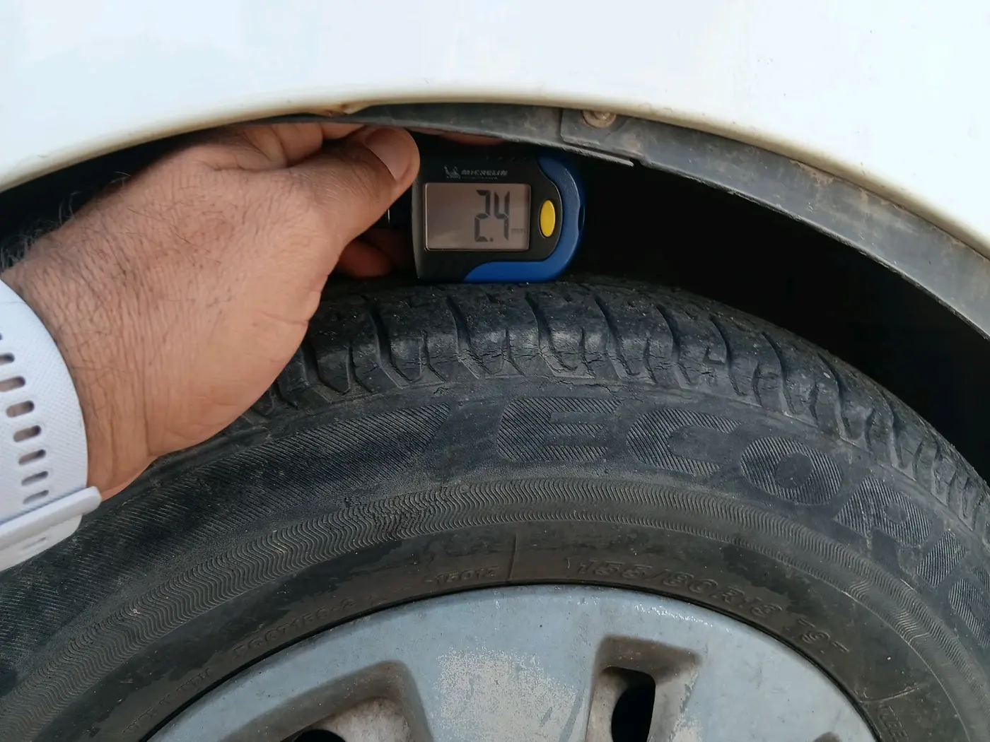 2011 Hyundai i10 ERA 1.1, CNG, Manual, 1,64,707 km, tyre