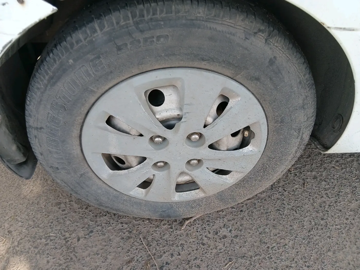 2011 Hyundai i10 ERA 1.1, CNG, Manual, 1,64,707 km, tyre