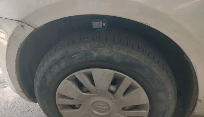 2012 Maruti Swift LXI, CNG, Manual, 89,913 km, tyre
