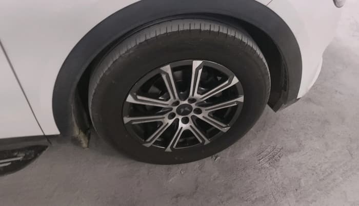 2022 Mahindra XUV700 AX 7 LUXURY D AWD AT 7 STR, Diesel, Automatic, 1,07,823 km, tyre