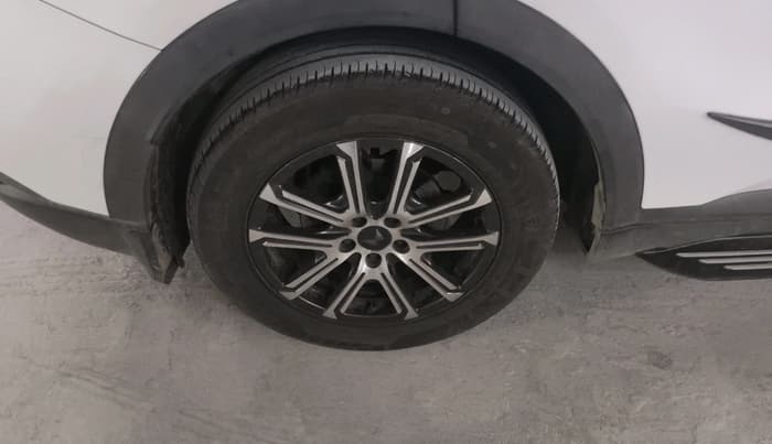 2022 Mahindra XUV700 AX 7 LUXURY D AWD AT 7 STR, Diesel, Automatic, 1,07,823 km, tyre