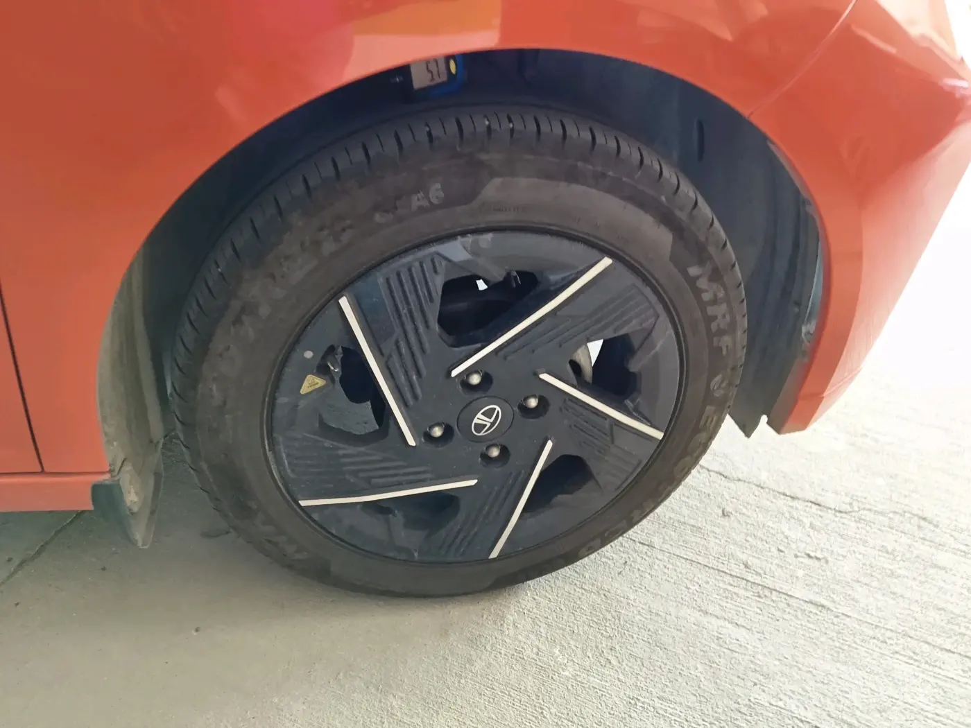2025 Tata ALTROZ Accomplished S Petrol 5 MT, Petrol, Manual, 9,229 km, tyre