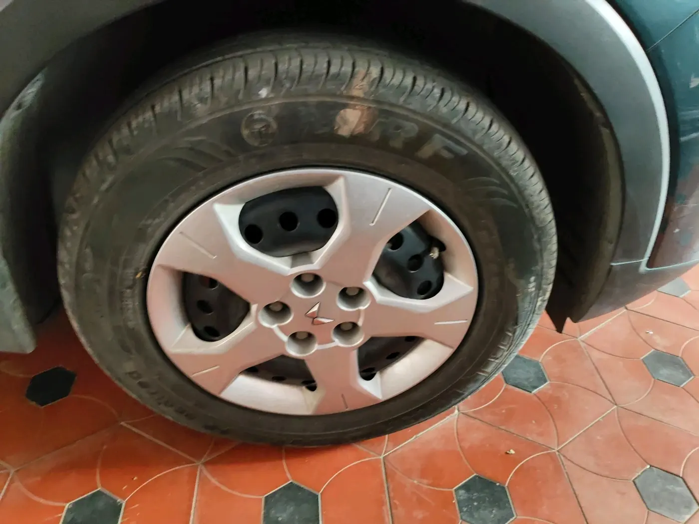 2023 Mahindra XUV300 W6 1.2 PETROL, Petrol, Manual, 28,442 km, tyre