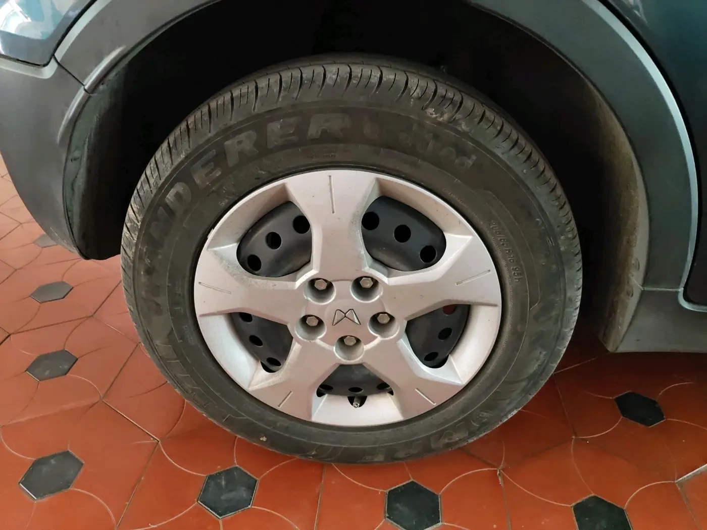 2023 Mahindra XUV300 W6 1.2 PETROL, Petrol, Manual, 28,442 km, tyre