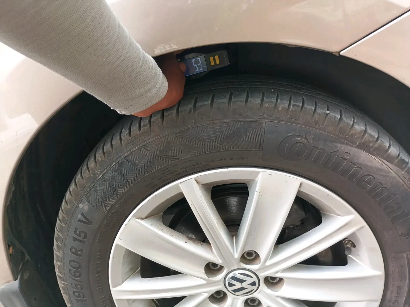 2016 Volkswagen Vento HIGHLINE PETROL AT, Petrol, Automatic, 1,65,142 km, tyre