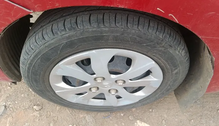 2017 Hyundai Eon MAGNA +, Petrol, Manual, 68,979 km, tyre