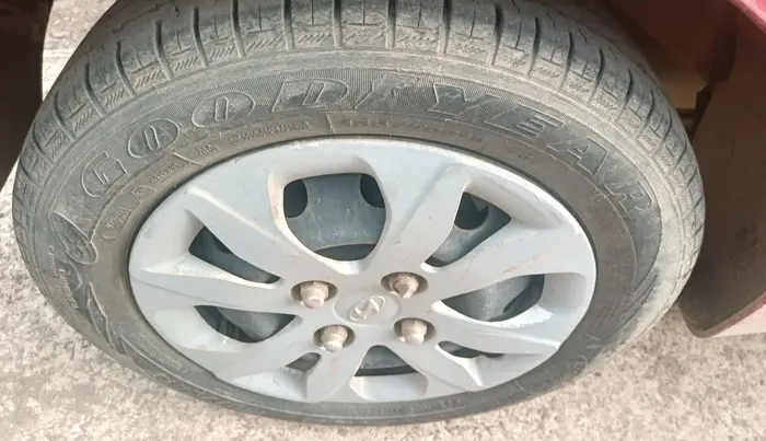 2017 Hyundai Eon MAGNA +, Petrol, Manual, 68,979 km, tyre