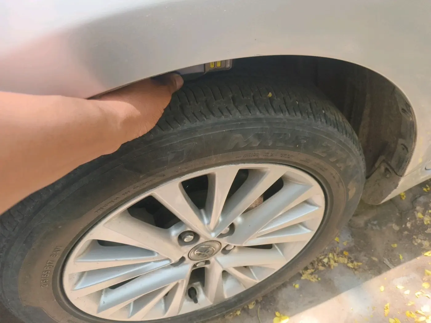 2016 Toyota Camry HYBRID, Hybrid, Automatic, 1,71,907 km, tyre