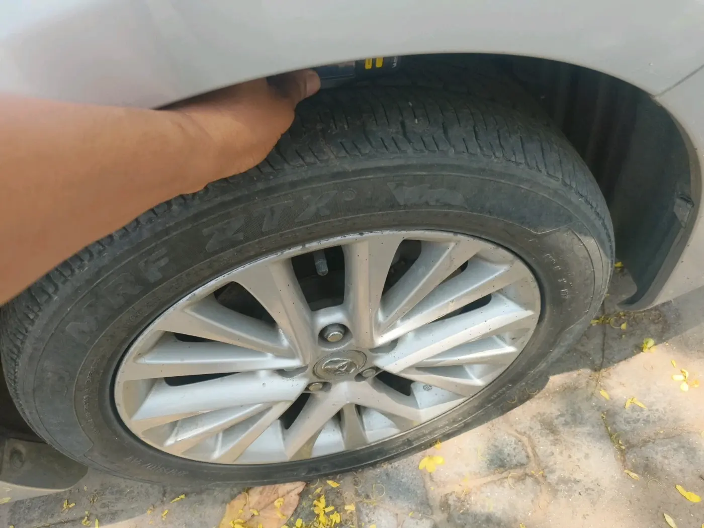 2016 Toyota Camry HYBRID, Hybrid, Automatic, 1,71,907 km, tyre