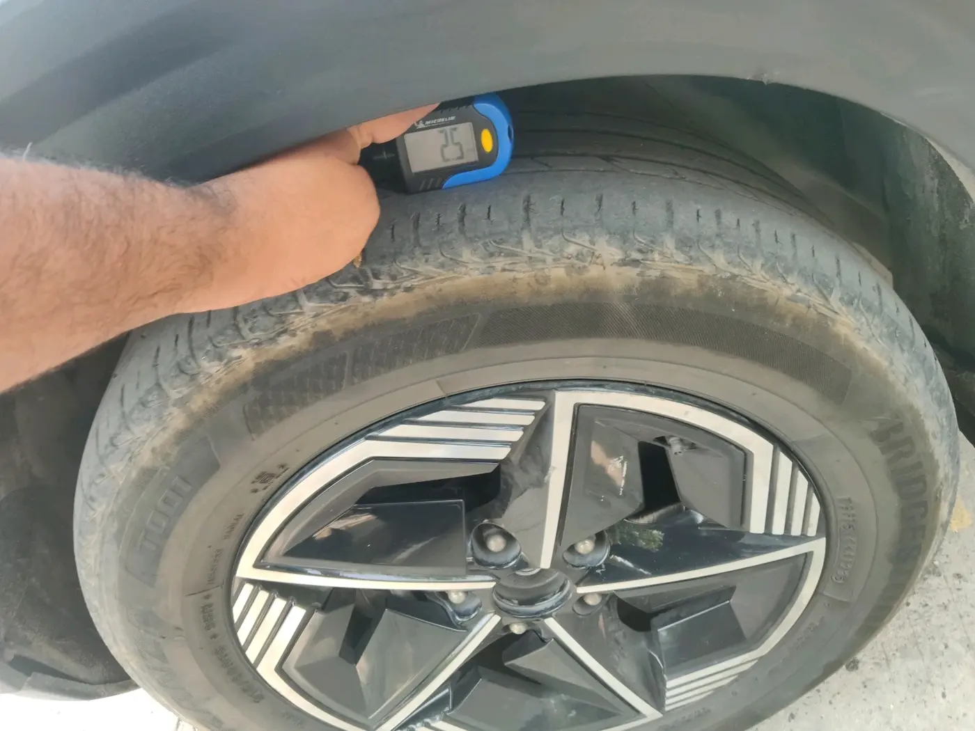 2023 Tata NEXON FEARLESS + AMT DUAL TONE 1.5 DIESEL, Diesel, Automatic, 47,820 km, tyre