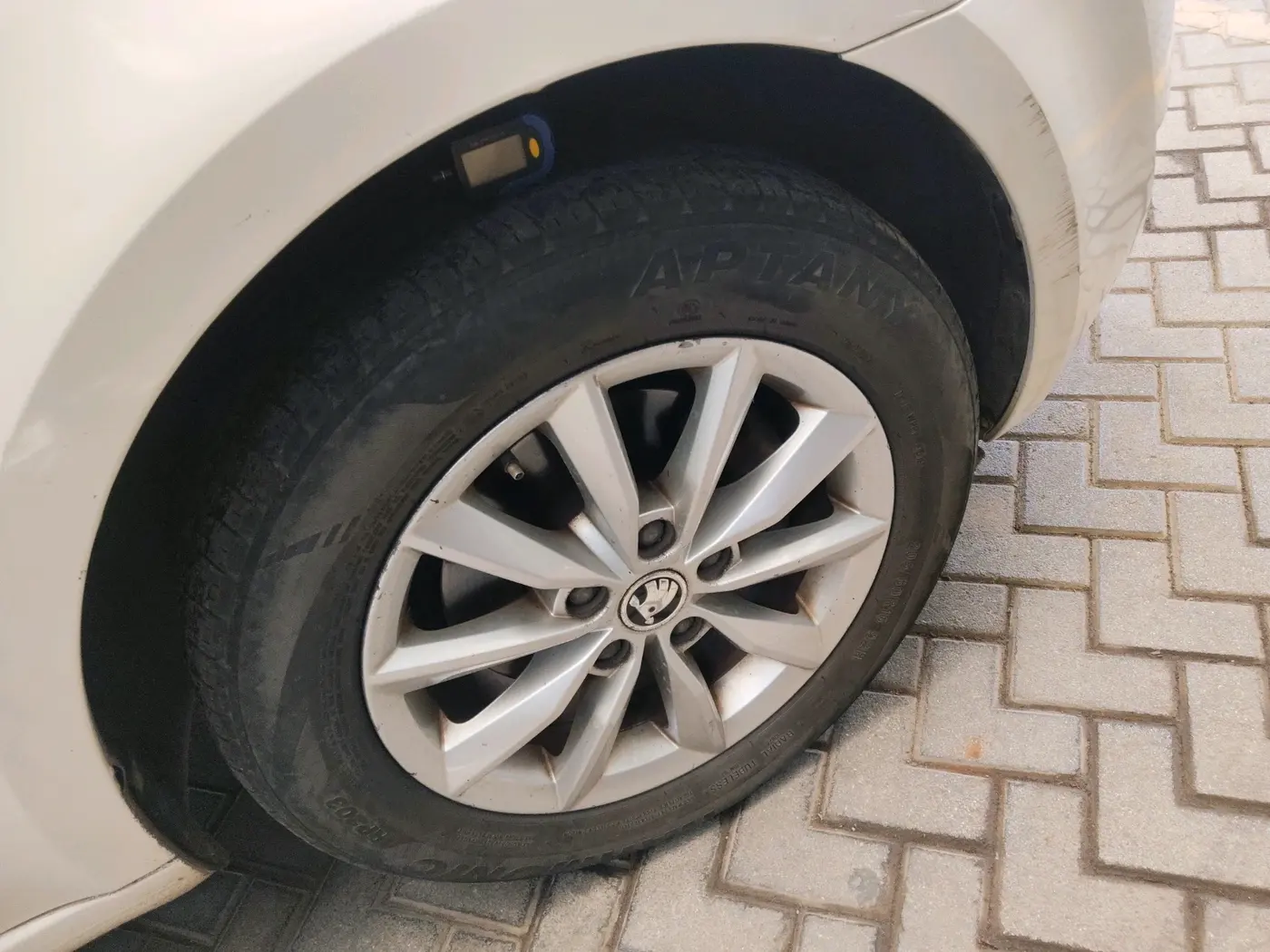 2015 Skoda Octavia ELEGANCE 2.0 TDI AT, Diesel, Automatic, 1,76,646 km, tyre