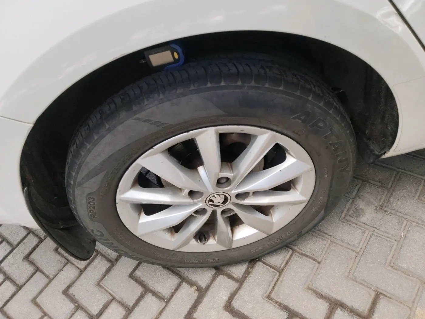 2015 Skoda Octavia ELEGANCE 2.0 TDI AT, Diesel, Automatic, 1,76,646 km, tyre