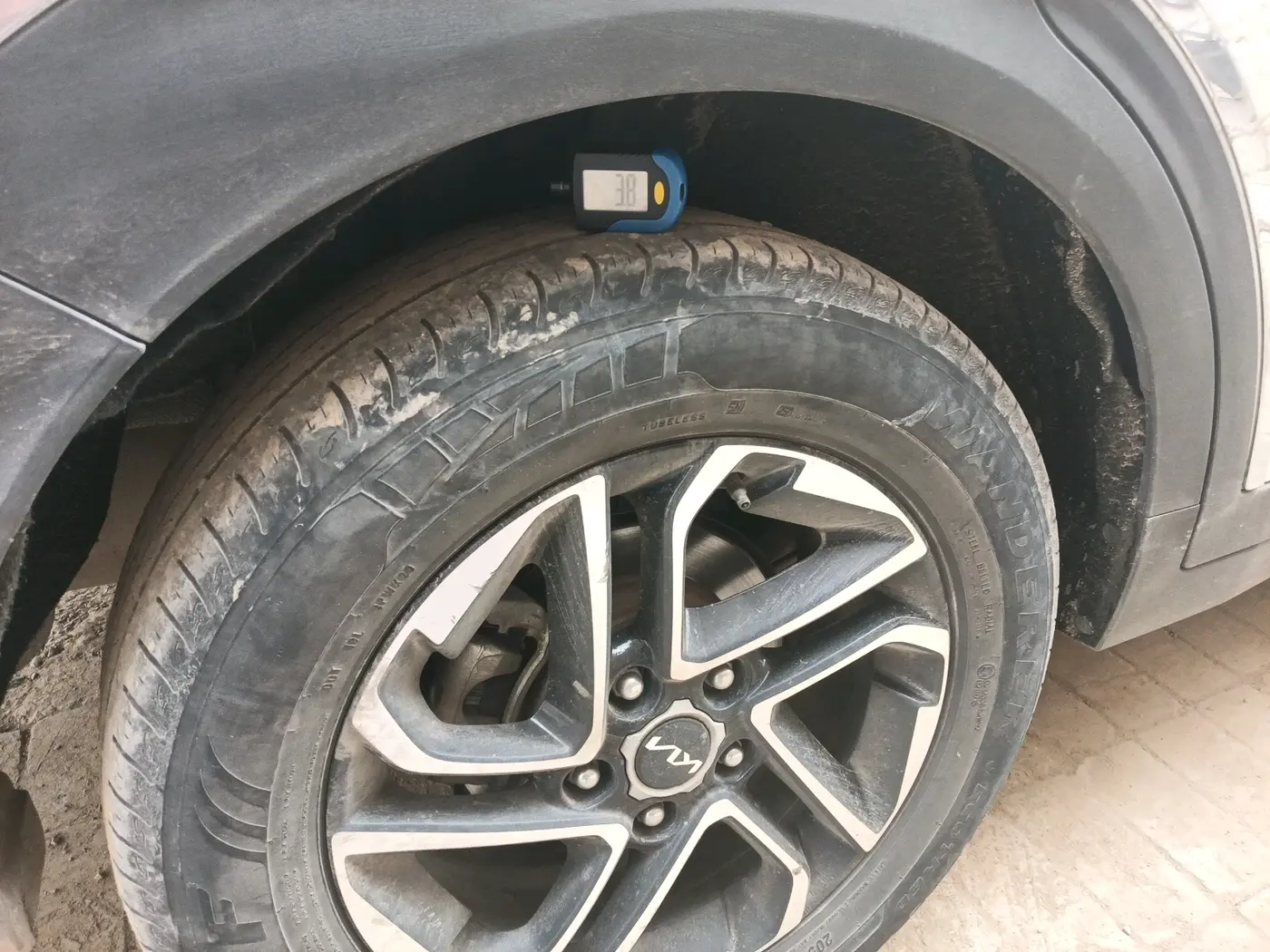 2023 KIA CARENS PRESTIGE PLUS 1.5 PETROL IMT 7 STR, Petrol, Manual, 33,891 km, tyre