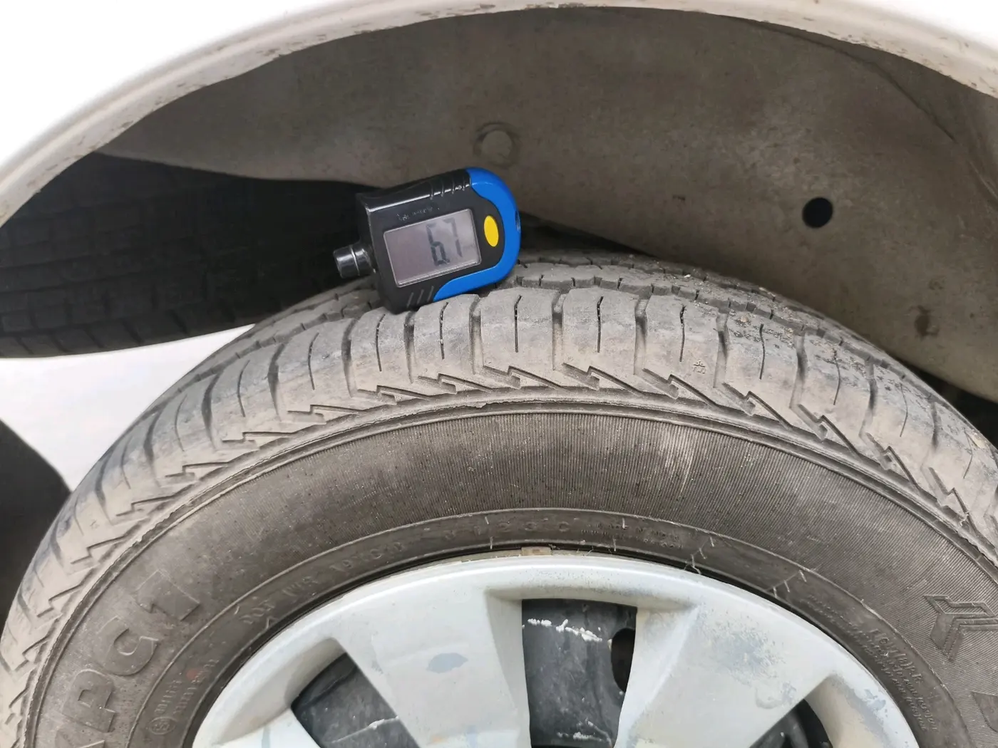 2012 Maruti Eeco 7 STR, CNG, Manual, 95,920 km, tyre