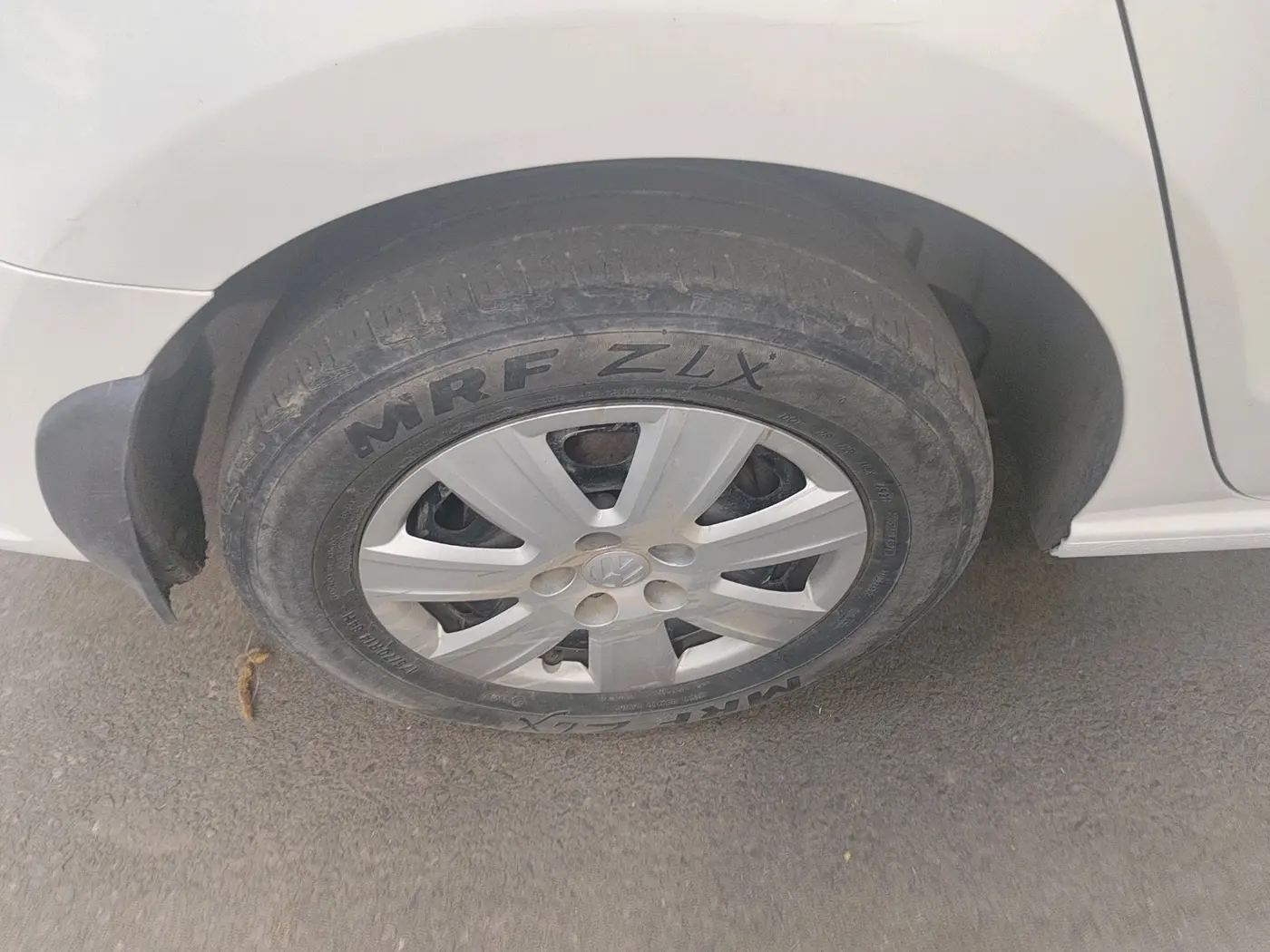 2012 Volkswagen Vento TRENDLINE DIESEL 1.6, Diesel, Manual, 1,50,494 km, tyre