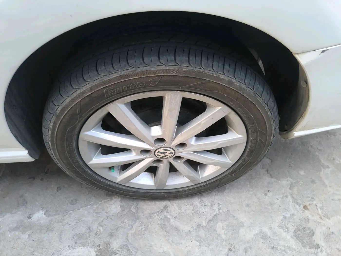 2018 Volkswagen Vento HIGHLINE PLUS 1.5 AT 16 ALLOY, Diesel, Automatic, 2,02,843 km, tyre