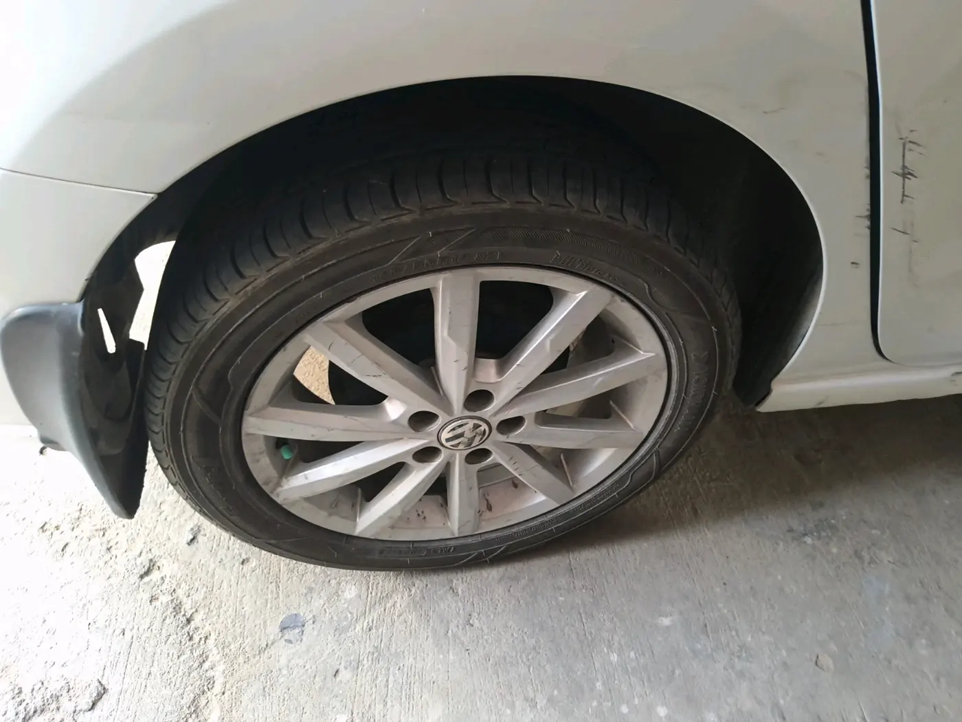 2018 Volkswagen Vento HIGHLINE PLUS 1.5 AT 16 ALLOY, Diesel, Automatic, 2,02,843 km, tyre