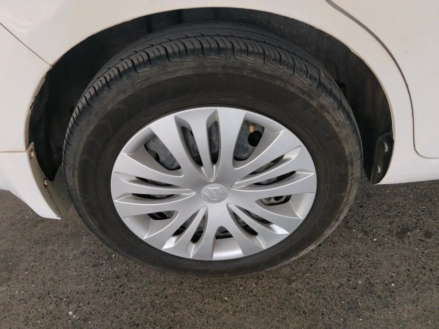 2015 Maruti Ertiga VXI, Petrol, Manual, 79,688 km, tyre