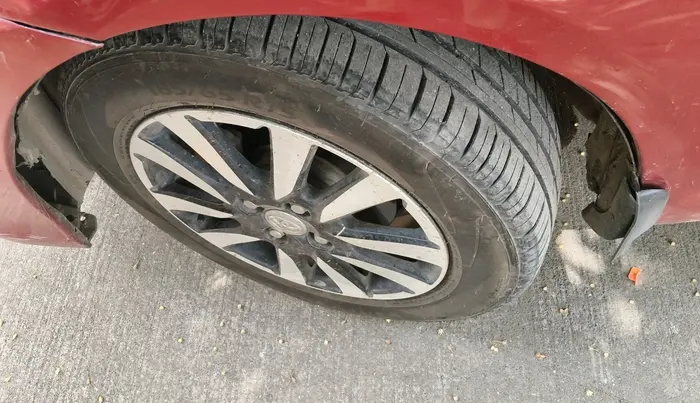 2017 Toyota Etios Liva VX, CNG, Manual, 1,39,653 km, tyre