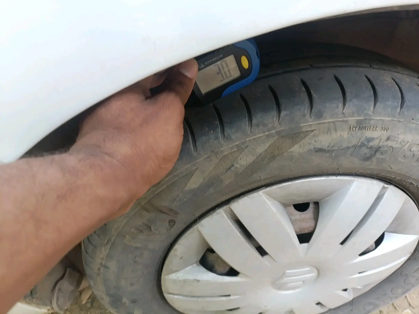 2013 Maruti Alto 800 LXI, CNG, Manual, 1,20,672 km, tyre