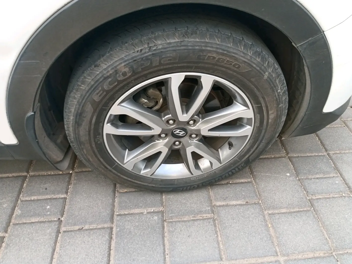 2014 Hyundai Santa Fe 4 WD AT, Diesel, Automatic, 1,46,889 km, tyre