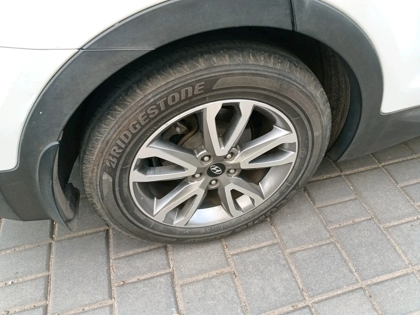 2014 Hyundai Santa Fe 4 WD AT, Diesel, Automatic, 1,46,889 km, tyre
