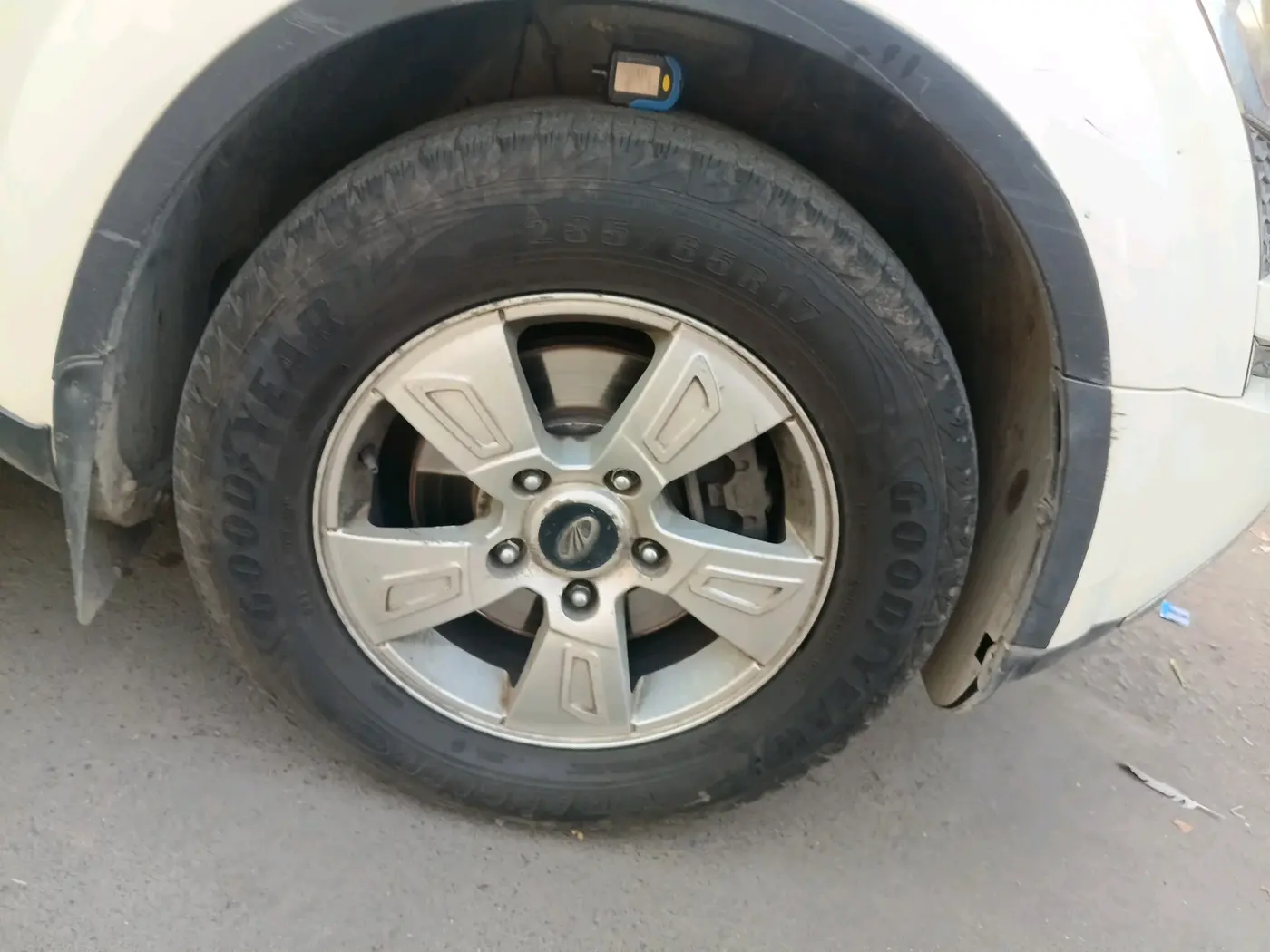 2012 Mahindra XUV500 W8, Diesel, Manual, 1,13,592 km, tyre