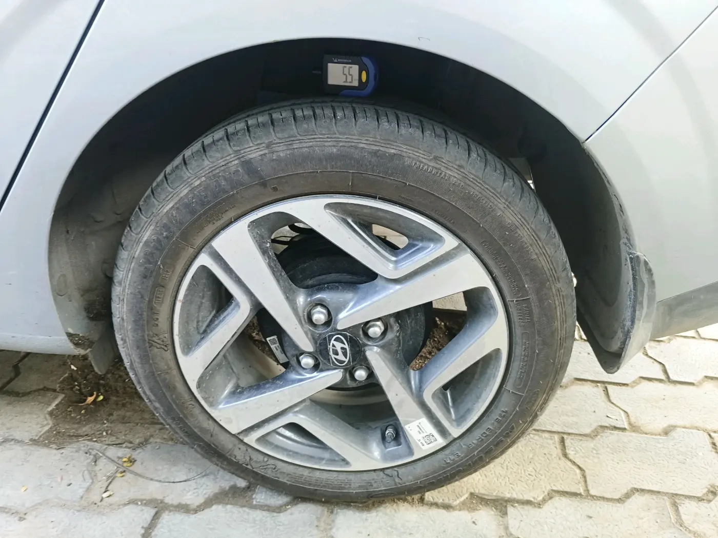 2025 Hyundai AURA SX 1.2 CNG, CNG, Manual, 18,191 km, tyre