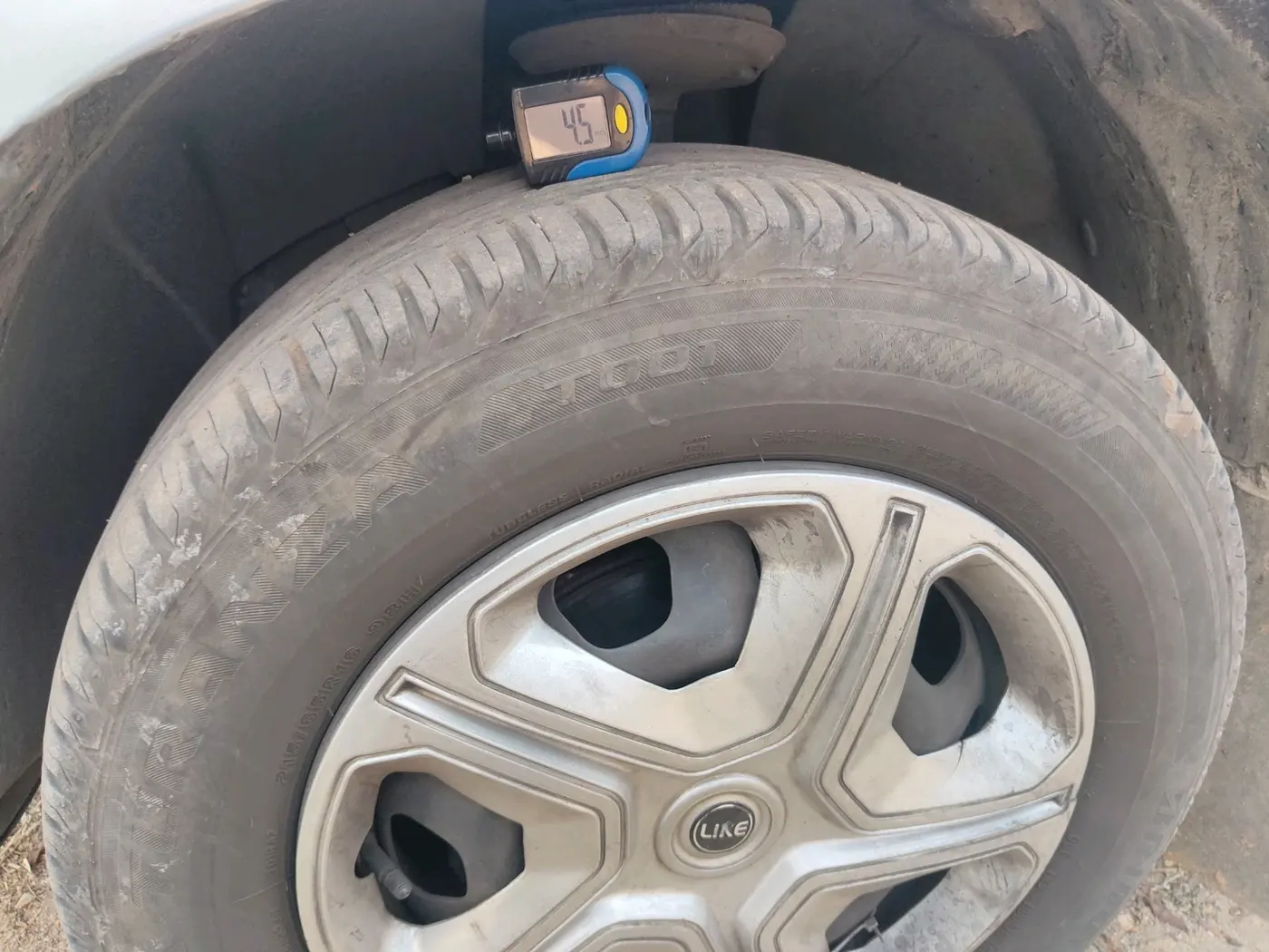 2014 Nissan Terrano XE (D), Diesel, Manual, 2,30,873 km, tyre
