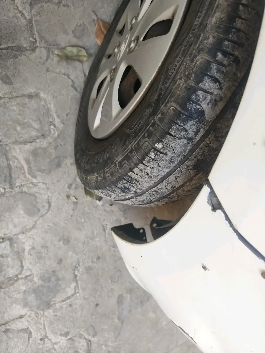 2012 Hyundai i10 MAGNA 1.2, CNG, Manual, 1,82,606 km, tyre