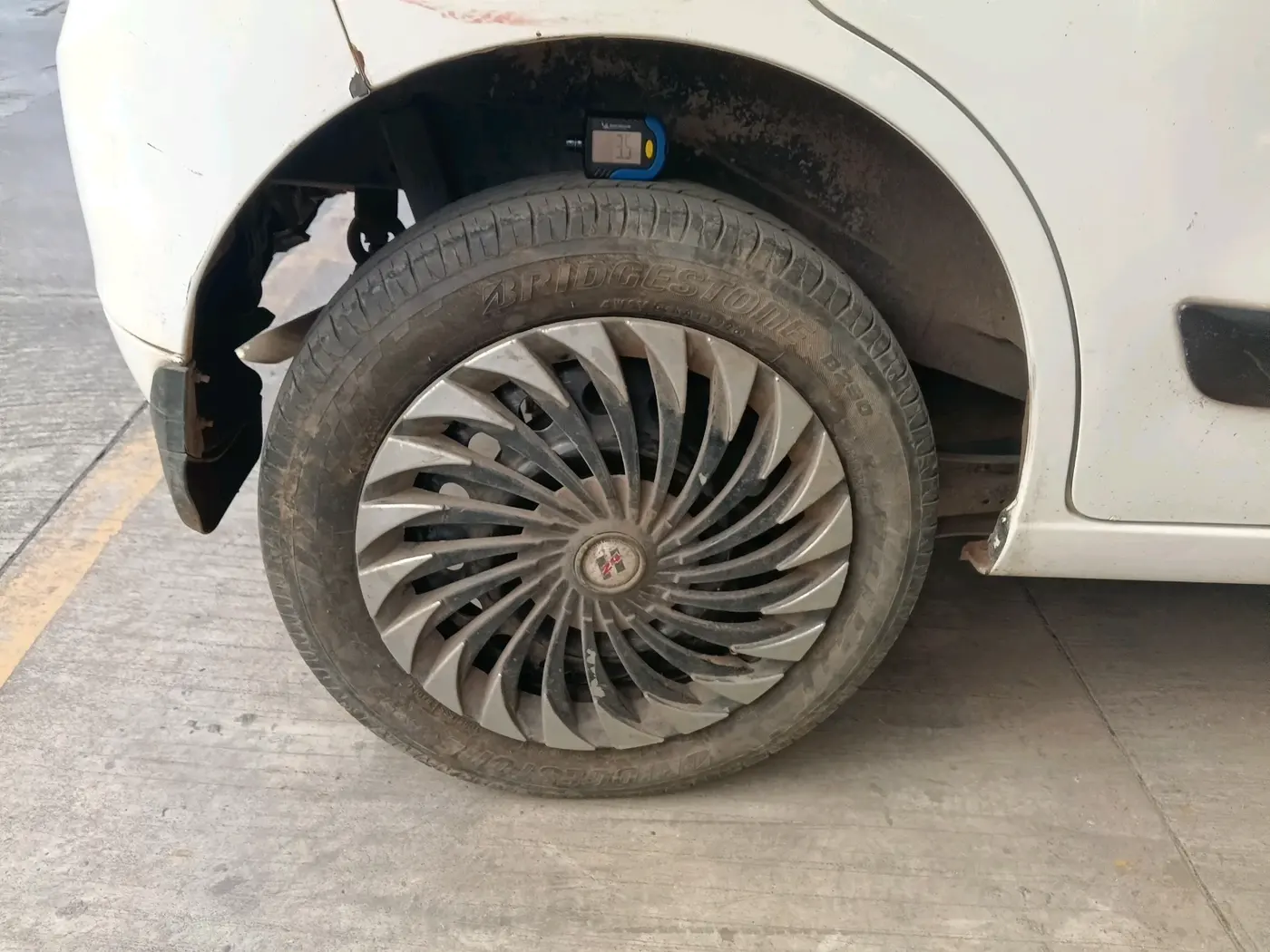 2016 Maruti Wagon R 1.0 VXI AMT, Petrol, Automatic, 98,720 km, tyre