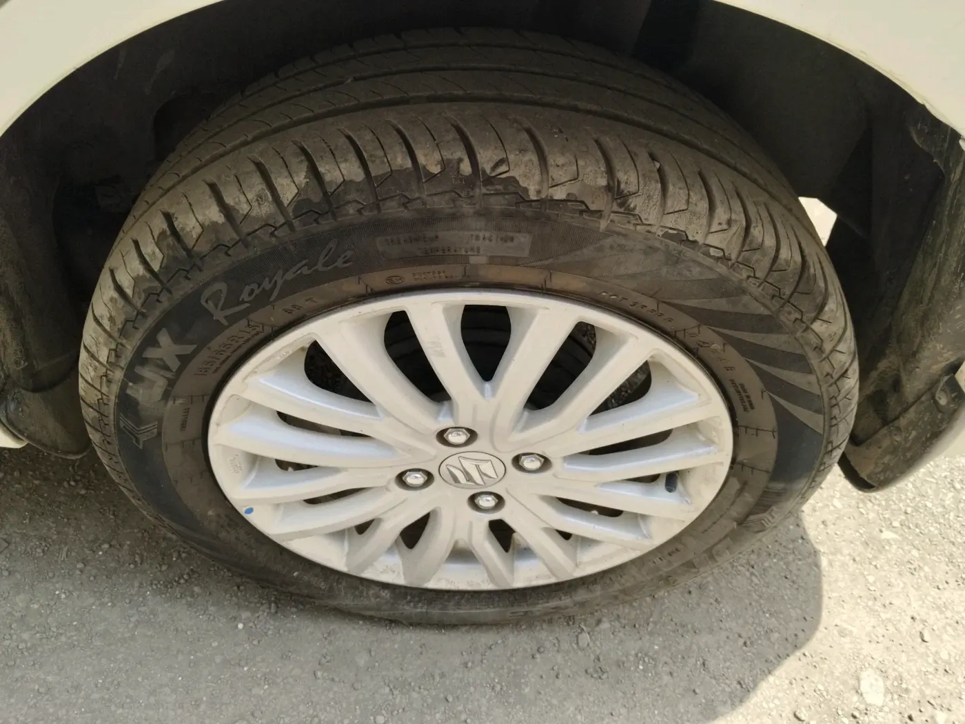 2024 Maruti Dzire ZXI, Petrol, Manual, 26,282 km, tyre