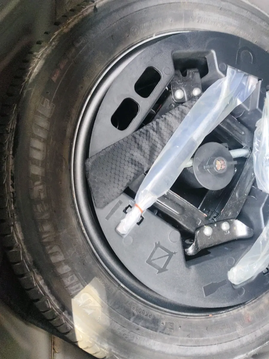 2017 Mahindra Kuv100 K8 6 STR, Petrol, Manual, 75,131 km, tyre