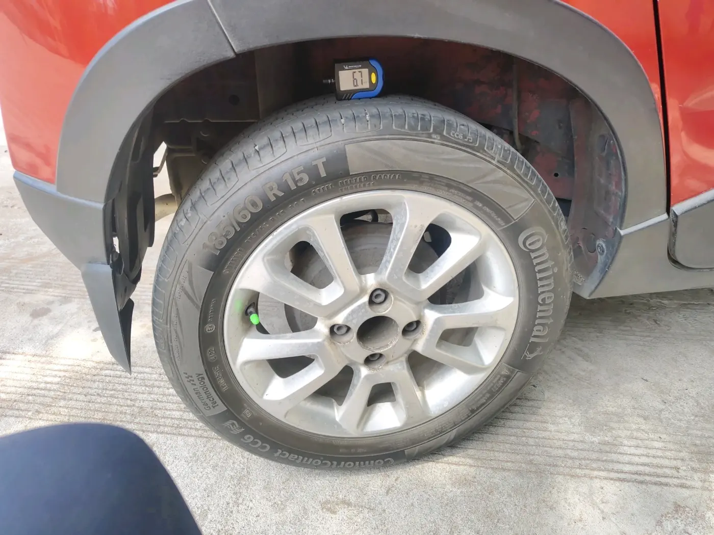 2017 Mahindra Kuv100 K8 6 STR, Petrol, Manual, 75,131 km, tyre