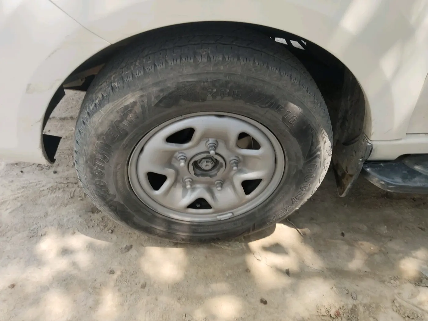 2015 Tata Safari Storme 2.2 EX 4X2, Diesel, Manual, 1,25,313 km, tyre