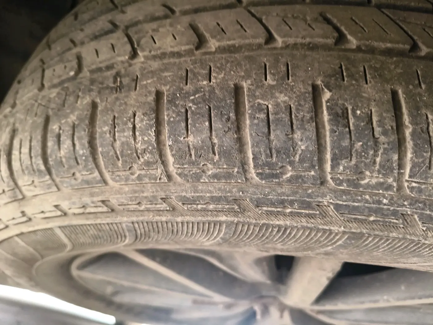 2011 Hyundai Santa Fe 2 WD, Diesel, Manual, 1,18,250 km, tyre