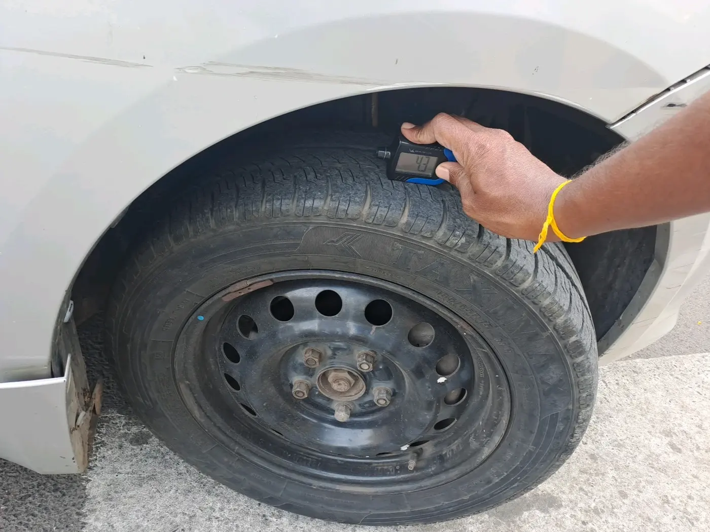 2013 Maruti Ertiga VXI CNG, CNG, Manual, 1,60,760 km, tyre