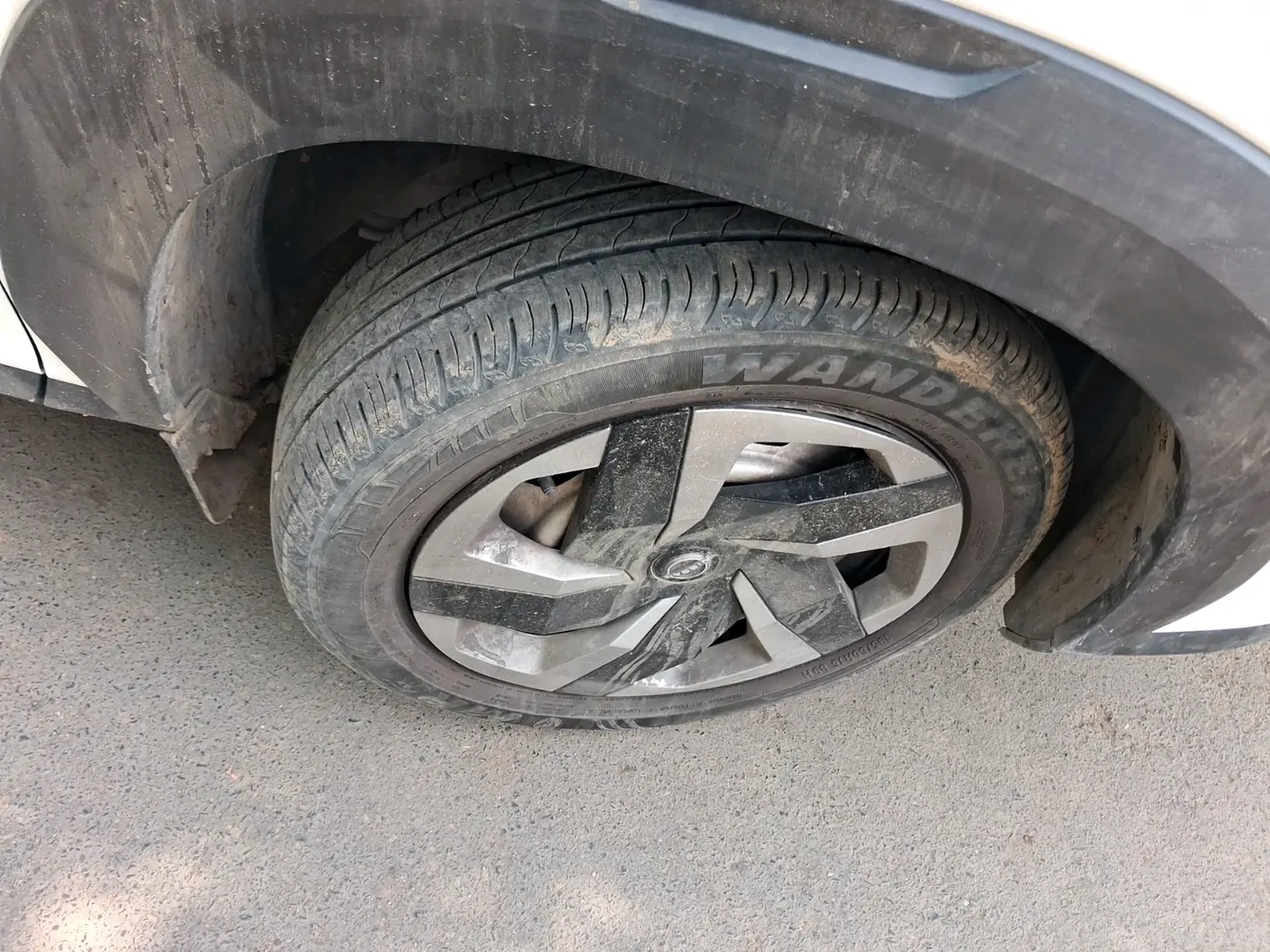 2022 Nissan MAGNITE XE, Petrol, Manual, 24,800 km, tyre