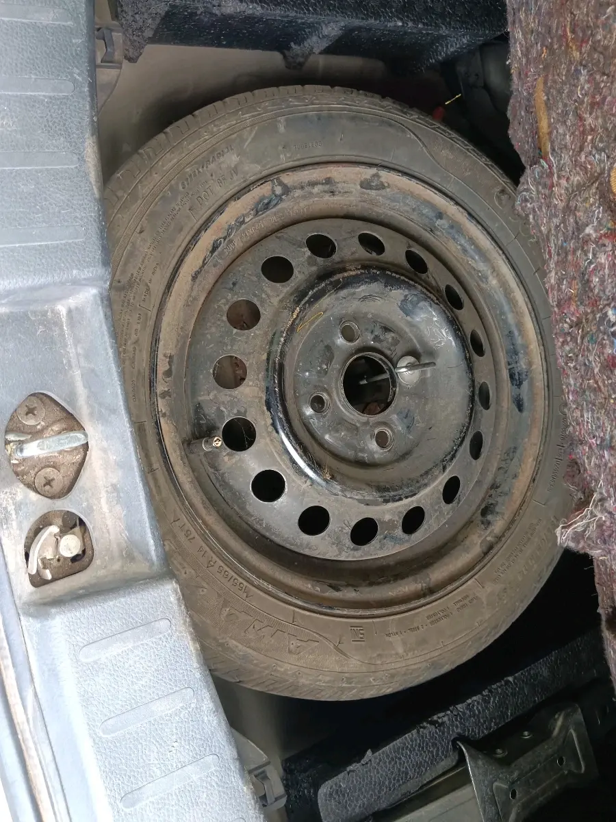 2011 Maruti Wagon R 1.0 VXI, Petrol, Manual, 68,000 km, tyre