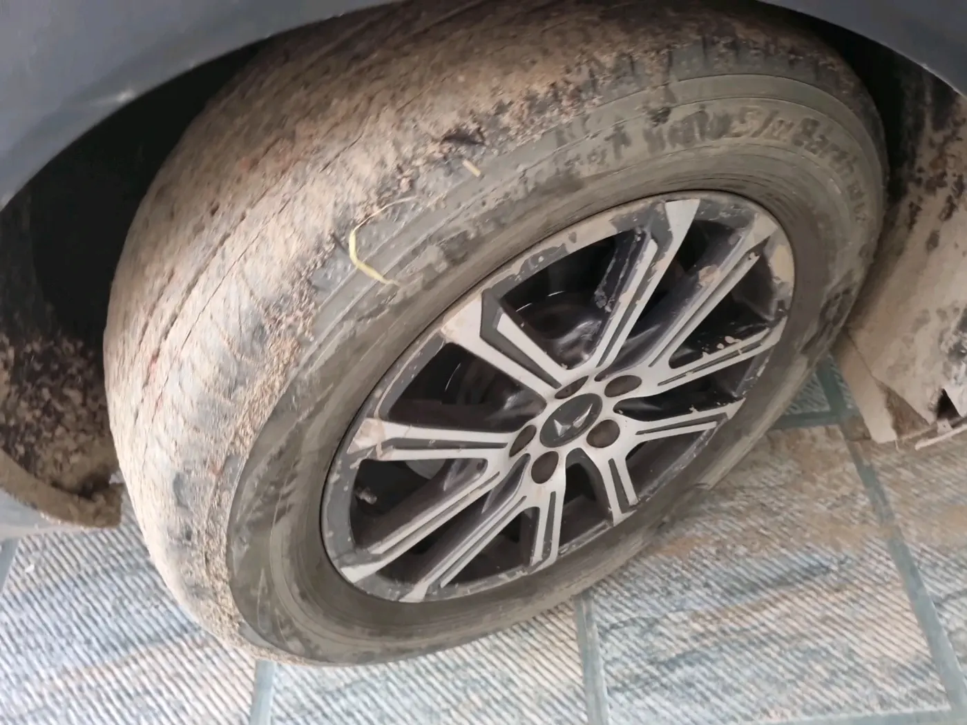 2022 Mahindra XUV700 AX 7 LUXURY P AT 7 STR, Petrol, Automatic, 59,852 km, tyre