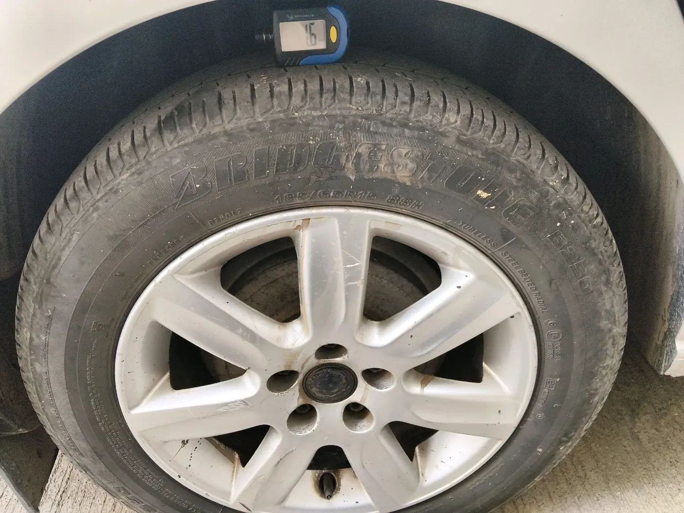 2011 Volkswagen Vento HIGHLINE 1.6 MPI, CNG, Manual, 89,199 km, tyre