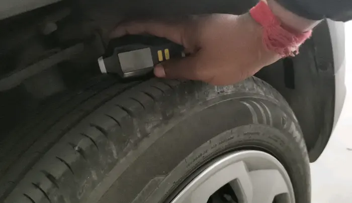 2022 Maruti BREZZA VXI SMART HYBRID, Petrol, Manual, 33,253 km, tyre