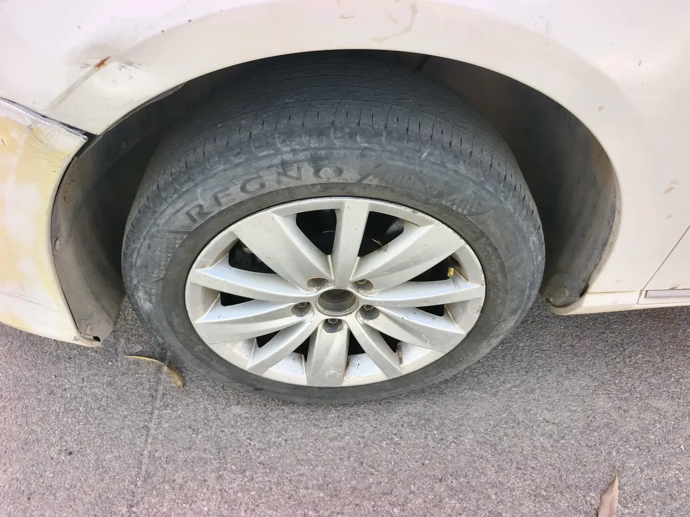 2012 Volkswagen Passat TRENDLINE MT, Diesel, Manual, 1,23,332 km, tyre