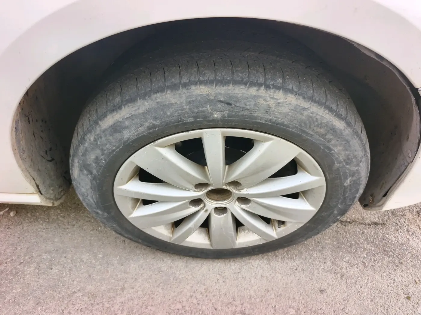 2012 Volkswagen Passat TRENDLINE MT, Diesel, Manual, 1,23,332 km, tyre