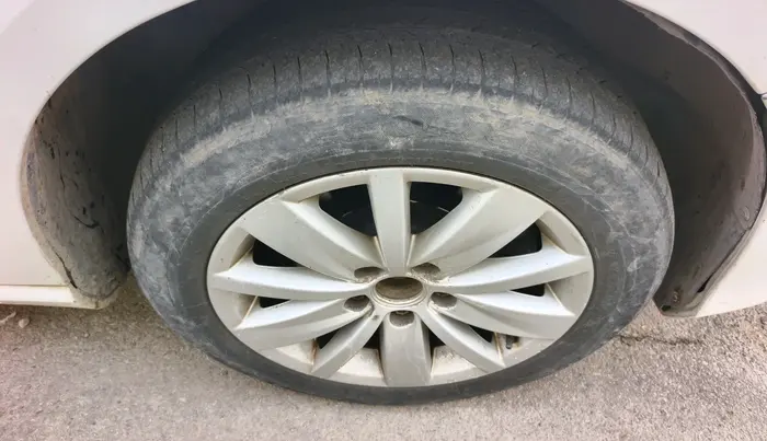 2012 Volkswagen Passat TRENDLINE MT, Diesel, Manual, 1,23,332 km, tyre